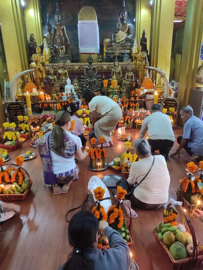 Vor dem  Altar drängen sich immer viele Menschen und bringen körbe- und eimerweise Spenden fürs Kloster
