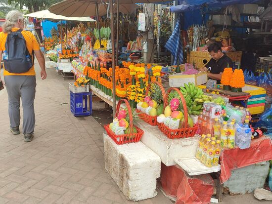 Vorm Kloster gibt es viele Stände wo man kunstvolle  Blumengebinde und Geschenkkörbe zum Spenden kaufen kann