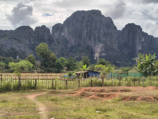 Zwischen den Karstbergen wird Gemüse für den Markt angebaut