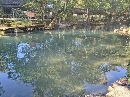 Lagune 1 ist der Stadt am nächsten und schon frühmorgens überlaufen von Chinesen, die unglaublich laut sind, drängeln ohne Ende und sehr unhöflich auftreten