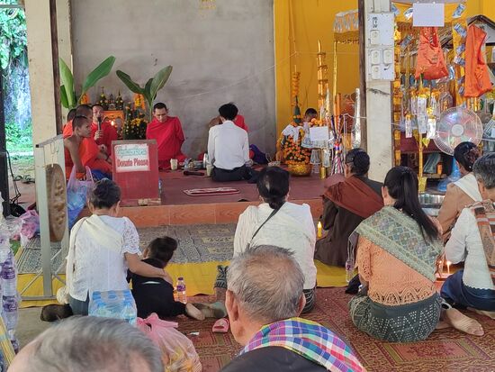 Mönche sind immer noch hoch angesehen und wer es sich leisten kann, spendet dem Kloster etwas und die Kinder gehen dann dort zur Schule, deshalb sieht man überall Kinder in der Robe der Mönche auch wenn sie nicht geweiht sind
