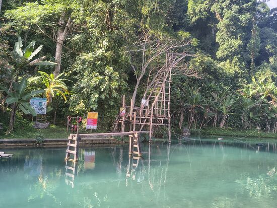Sprungturm und ein kleines Bambusfloß  sorgen für Unterhaltung