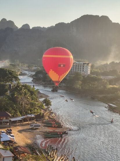 Vang Vieng ist in der Luft  ein Hotspot bei Ballonfahrern und Gleitschirmfliegern und zu Wasser bei Longtailbootsfahrten auf dem Nam Song