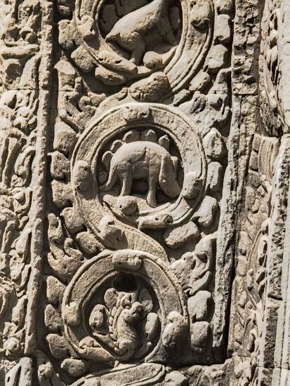 Auf einer der Verzierungen schaut es aus wie wenn Dinos abgebildet wären. Ein Guide meinte evtl eine Überlieferung von Menschen die zur Dinozeit noch lebten aber das glauben wir tatsächlich nicht. Wahrscheinlicher ist die Abbildung eines damals lebendes Tieres und die Zacken nur Verzierung