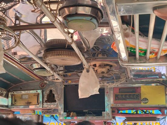 Klima gabs nicht im Bus und die Ventilatoren funktionieren vermutlich schon lange nicht mehr, also blieb die Bustür vorne offen und damit gabs genug Durchzug um angenehm zu fahren. Da der Bus nur mässig belegt war konnten wir jeder 2 Plätze belegen denn wir sind einfach breiter wie die zierlichen Thai. Wir waren auch die einzigen Ausländer im Bus, der über Nebenstraßen über die Dörfer gefahren ist und auf winken wurde der Zustieg und auf Rufen der Ausstieg angezeigt. Es war eine entspannte Fahrt.