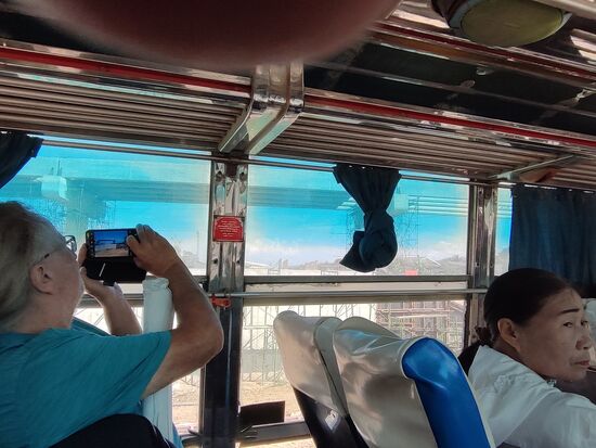 Man sieht auf der Strecke immer wieder Baustellen einer Eisenbahnstrecke die in der Verlängerung der thailändischen Nordbahn über Chiang Rai bis Chiang Khong gehen und 2028 eröffnet werden soll. Dies soll die Anbindung an Laos und auch China verbessern.