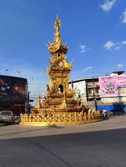 Der Uhrturm an einem Kreisverkehr im Zentrum wurde von dem bekannten Künstler Chalermchai Kositpipat entworfen und 2005 zu Ehren von Königin Sirikit erbaut.