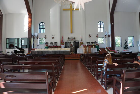 Die Kirche hat zwei Räume für Gottesdienste.