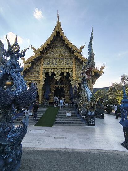 Der Haupteingang wird von den Nagaschlangen und den weiblichen Naturgeistern beschützt.