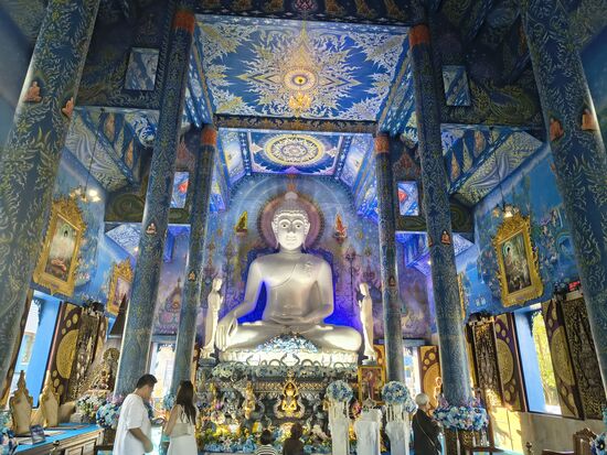 Die 6,5 Meter hohe Buddhastatue aus weißem Porzellan bringt Ruhe in den Raum der mit der Deckenbemalung etwas Surreal wirkt.