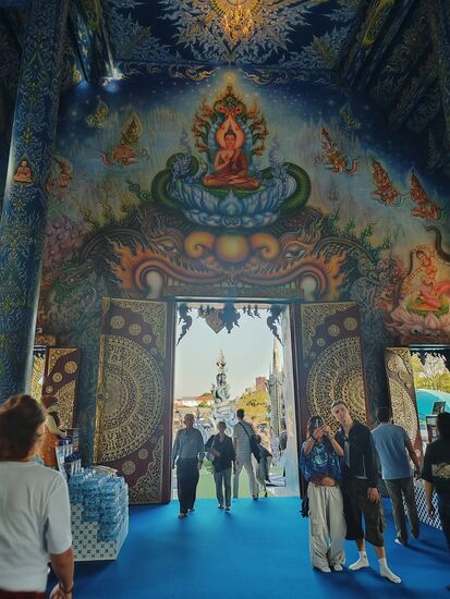 Der Innenraum ist wunderbar bemalt und künstlerisch gestaltet.