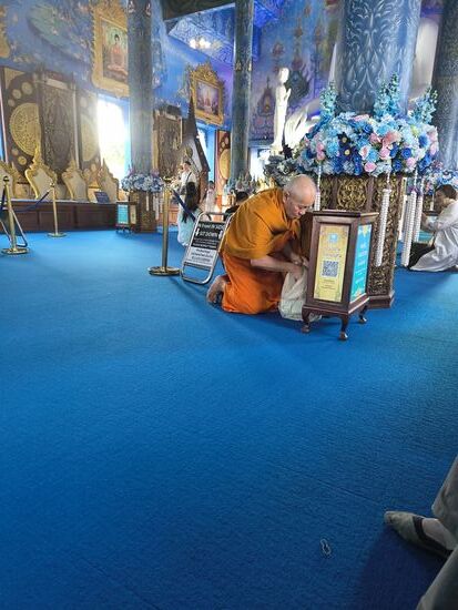 Regelmässig werden die Spendenkassen geleert, nicht dass jemand meint er kann sein Geld sparen da schon genug drin ist. Wir haben auch viele gesehen die sich mit Geldschein beim einwerfen fotografierten.