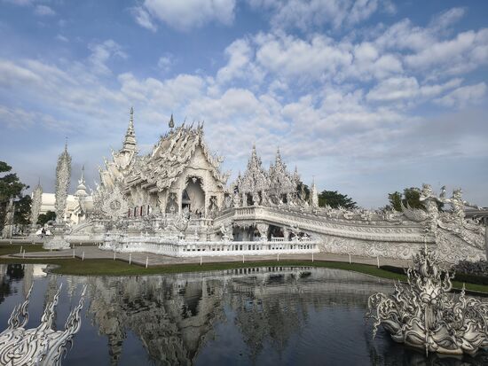 Tempel mit Eingangsbrücke.