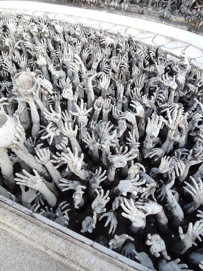 Die Menschheit schreit um die Hilfe einer höheren Instanz.