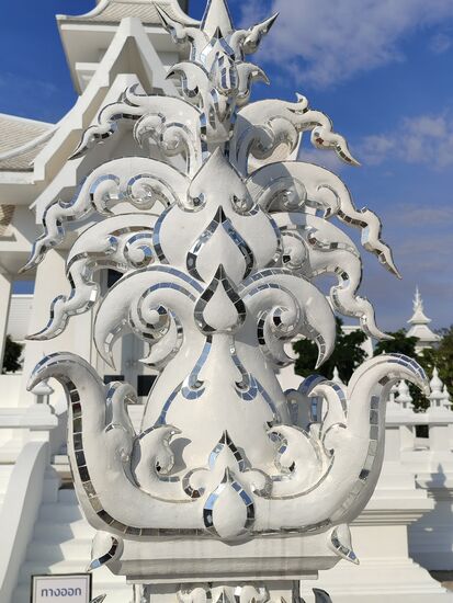 Diese kleinen Spiegelfliesen sind in der  kompletten Tempelanlage  überall verarbeitet.