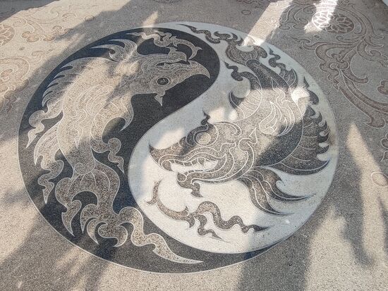 Selbst der Boden ist mit Mosaiken verziert.