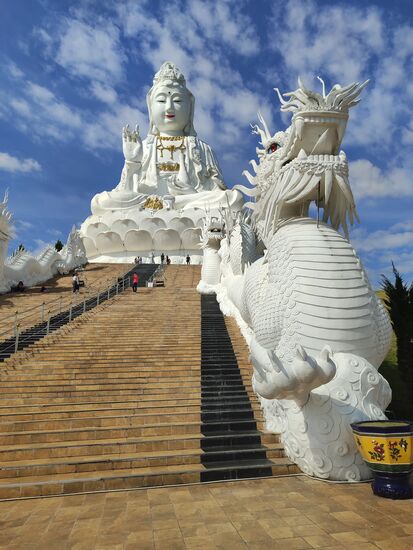 Die Barmherzigkeitsgöttin im Aufgang beschützt von den chinesischen Drachen, das Bhindi zwischen ihren Augenbrauen ist ein Schutzsymbol und als Fenster zum rausschauen gearbeitet.