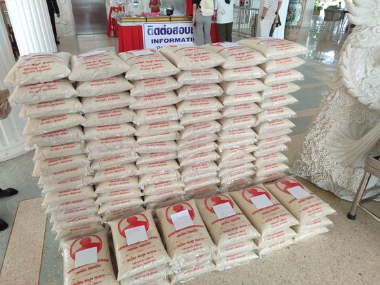 In der Halle unter der Statue kann man Reis für alte und arme Menschen der Region spenden.