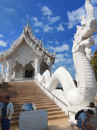 Auch hier ist der Tempel vom Drachen bewacht.