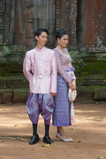 Pre Wedding Foto der Mittelklasse. Perlenbestickt und in Seide gekleidet wird gezeigt dass man nicht aus armen Familien stammt, solche Bilder können durchaus auch um die 2000 Euro kosten, für kambodschanische Verhältnisse unglaublich viel Geld. Bei diesem Paar waren 2 Fotografen, 1 Schneider und eine Visagistin dabei