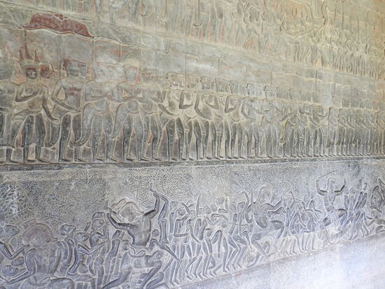 Wunderbare filigrane Steinmetzarbeiten - wie fast immer ist der Kampf Gut gegen Böse abgebildet