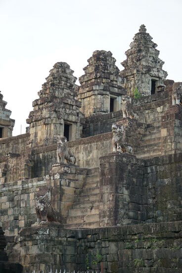 Überall sind Nagas zu sehen, sie gelten als die Beschützer, hier ist es Singha der Löwe