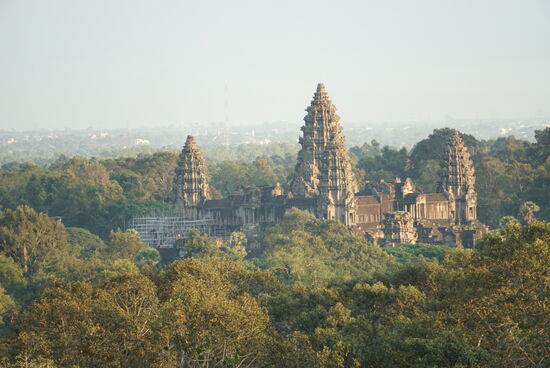 Der Haupttempel von Angkor Wat von oben (vom Phnom Backheng)
Links sieht man ein großes Metallgerüst, dort helfen Restaurierer vom Kölner Dom, der ja auch aus Sandstein besteht, bei der Erhaltung, deshalb gemäß dem deutschen Arbeitsschutz was ordentliches zum arbeiten. Die Kambodschaner hätten sich ein Bambusgerüst gebunden und dort mit Klapperl ganz oben gearbeitet.