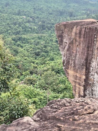 Der Steinbruch aus dem die Steine für den Bau von Angkor Wat stammten. Sie wurden von Hand ausgebrochen, mit Elefanten zur etwa 50km entfernten Baustelle gebracht.