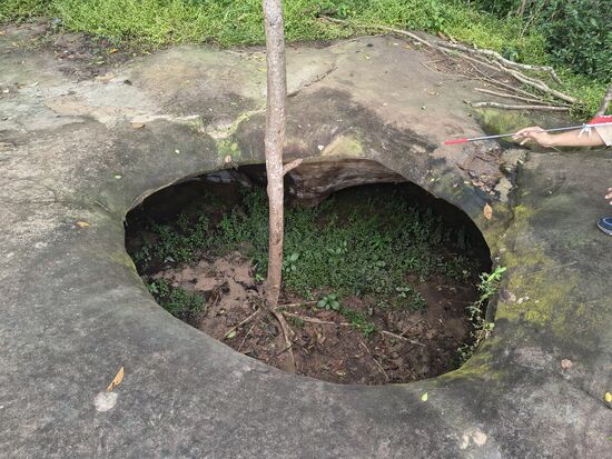 Wassererrosion bildet große Höhlen unter dem Stein