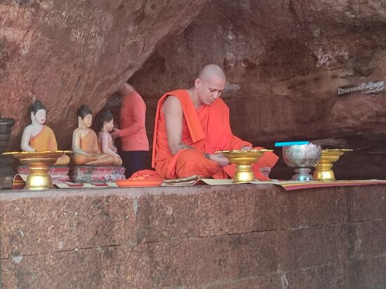 Mönche gibt es viele auf dem Koulen, oft auch modern ausgerüstet mit Handy und Laptop