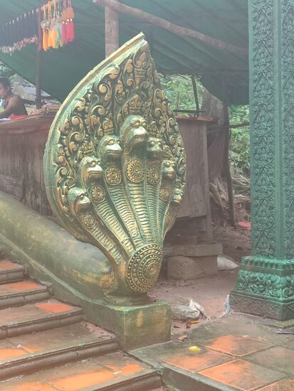 Nagas bewachen den Treppenaufgang