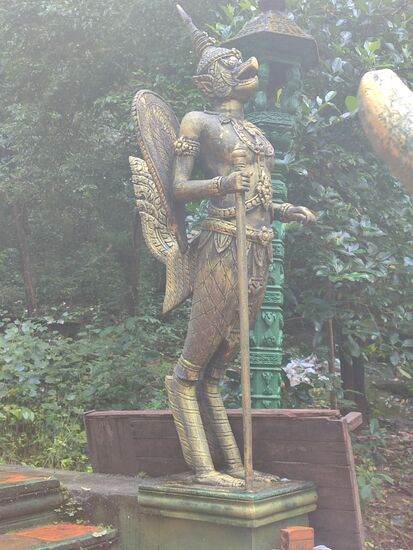 Garuda, der Götterbote halb Mensch - halb Adler überbringt göttliche Nachrichten und dient dem Gott Vishnu (Erhalter und Beschützer des Universums) als Reittier