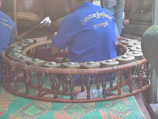 Metallophone und Trommeln bestimmen die Tempelmusik