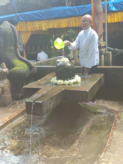 Wasser das über den Stein gelaufen ist verspricht Gesundheit und Glück, man benetzt damit das Gesicht