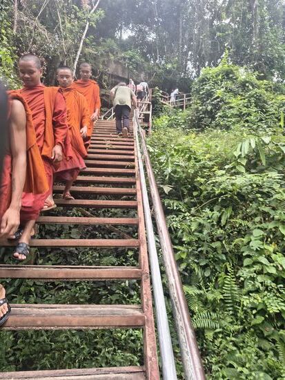 Der Weg nach unten war steil und der Rückweg anstrengend bei 32 Grad und hoher Luftfeuchtigkeit