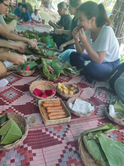 Mittagessen kambodschanisch am Boden mit Bananenblättern und Bastkörbchen am Boden sitzend aber es war lecker und eine bunte internationale Truppe mit Spanien, Rumännien, UK, USA, Mexiko  und Frankreich