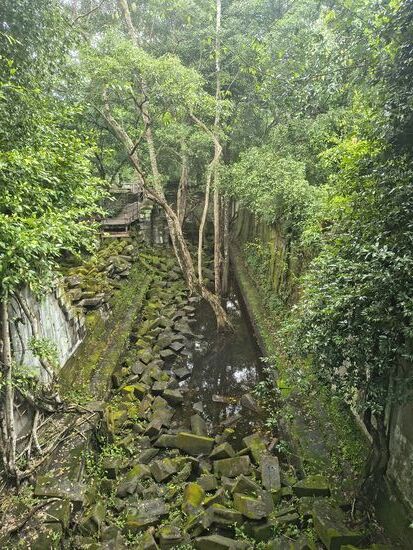 Wasserbecken durchziehen die Anlage