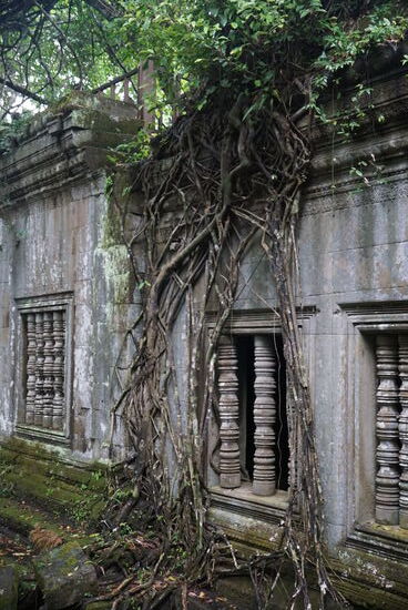 Die Fensterverzierung ist auch in Angkor Wat zu sehen