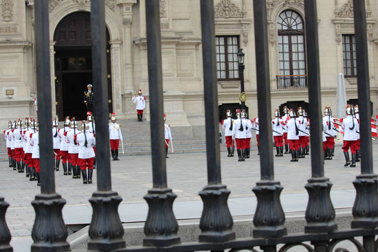 Wachablösung vorm Präsidentenpalast mit Blasorchester und allem Brimborium. Am Ende waren 92 Soldaten in dem Innenhof, das Orchester spielte von El Condor Pasa über  Hey Jude von den Beatles bis zu  klassischer Musik sehr virtuos. Witzigerweise standen als alles vorbei war immer noch dieselben Soldaten zur Wache vor der Türe. Wir haben nicht erfahren wann die dann tatsächlich abgelöst werden.