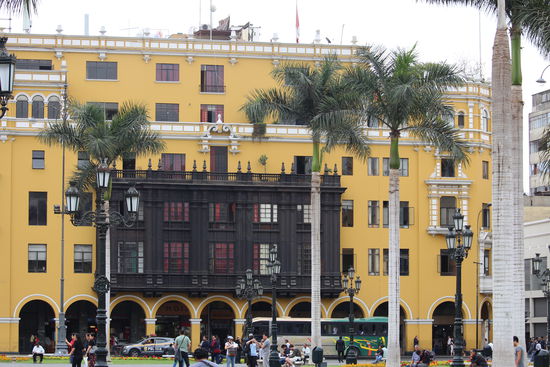Der Plaza Mayor ist umrahmt von wunderschönen alten Häusern mit den alten Holzbalkonen die man in der Altstadt immer wieder sieht. Leider sind in den Seitengassen viele Häuser unbewohnbar und man versucht wenigstens die Straßenfronten zu erhalten teilweise sieht man von der Seite die Holzabstützungen und eingestürzte Decken. Die aggressive salzhaltige Luft und die fehlenden finanziellen Mittel lassen die Altstadt leider zerfallen.