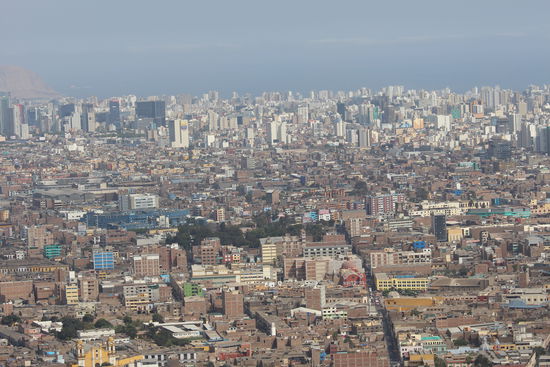 Lima vom Mirador San Christobal aus, eine riesige Stadt mit einem Feinstaubausstoß der einen grauen Schleier über die Stadt legt und erst in den vielen kleinen Parks die man immer wieder findet kann man wieder ordentlich atmen.