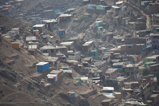 Slums ziehen sich an den Hängen der Stadt hoch die Häuser und Hütten sind ohne Fundament und man kann sich vorstellen was bei Starkregenfällen passiert.  Es ist schon heftig die Glasfassaden der Hochhäuser am Meer und die Armutsviertel am Rande von Lima zu sehen, arm und reich bekommt da eine ganz andere Bedeutung wie in Deutschland.
