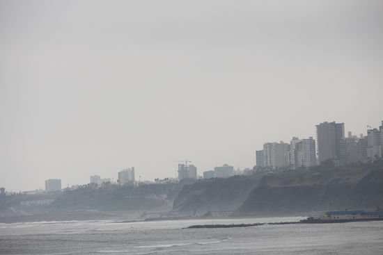 Heute sind wir an der Steilküste entlanggewandert, da sieht man  welcher Dunst über Lima liegt, der Wind vom Meer  drückt die Abgase zurück in die Stadt und am bergigen Hinterland bleiben sie hängen und werden wieder nach unten gedrückt.  Hier am Meer ist der Wind so stark dass man nur einige Surfer und Pelikane im Wasser und Gleitschirmflieger in der Luft sieht.
