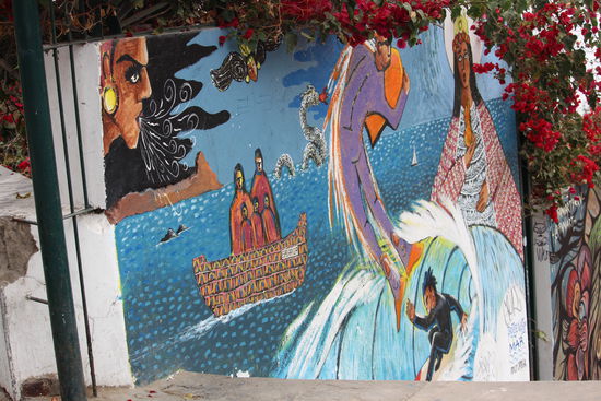 Häusergroße Wandbilder im Künstlerviertel Barranco beschäftigen sich immer wieder mit der Politik im In- und Ausland. Da wird man wieder mal an Dom Helder Camara erinnert.