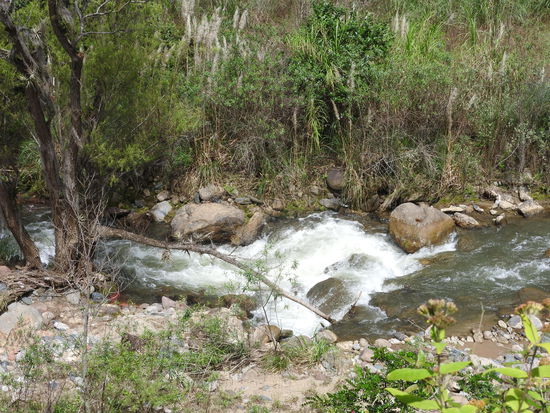 Der Fluss kommt aus den Anden und muss über etliche Stromschnellen ins Tal