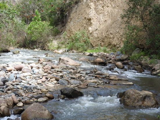 Hier wird der Weg durch den Rio Tingo unterbrochen, da er noch zuviel Wasser führt war es uns durch den Fluß zu gefährlich und wir gingen lieber zurück. Auf der anderen Seite konnte man den weiteren Weg sehen.
