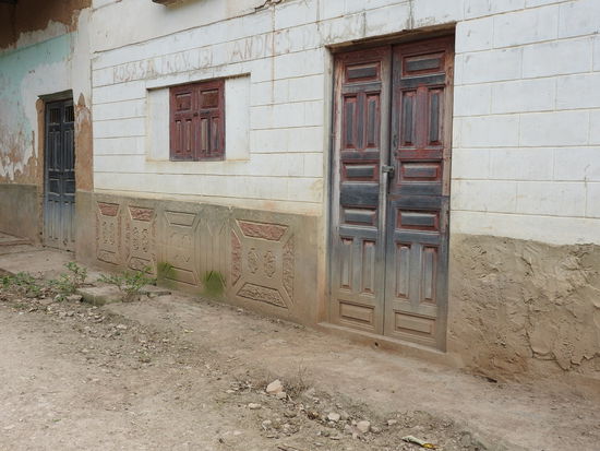 Zurück im Dorf, einige Häuser sind mit einer schönen Ornamentik verziert, der Ort muss finanziell schon bessere Zeiten erlebt haben.