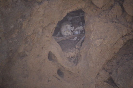 Höhlengrab an einer Steilwand bei der Seilbahn gefunden.