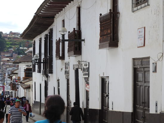Die Holzbalkone und weißen Fassaden sind typisch für Chacha und man sieht sie nicht nur in der Fußgängerzone sondern auch in den  kleinen Seitengassen auch bei neueren Häusern wird immer wieder daran gedacht.