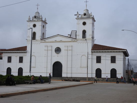 Die Kirche ist schlicht und passend zur Plaza de Armaz